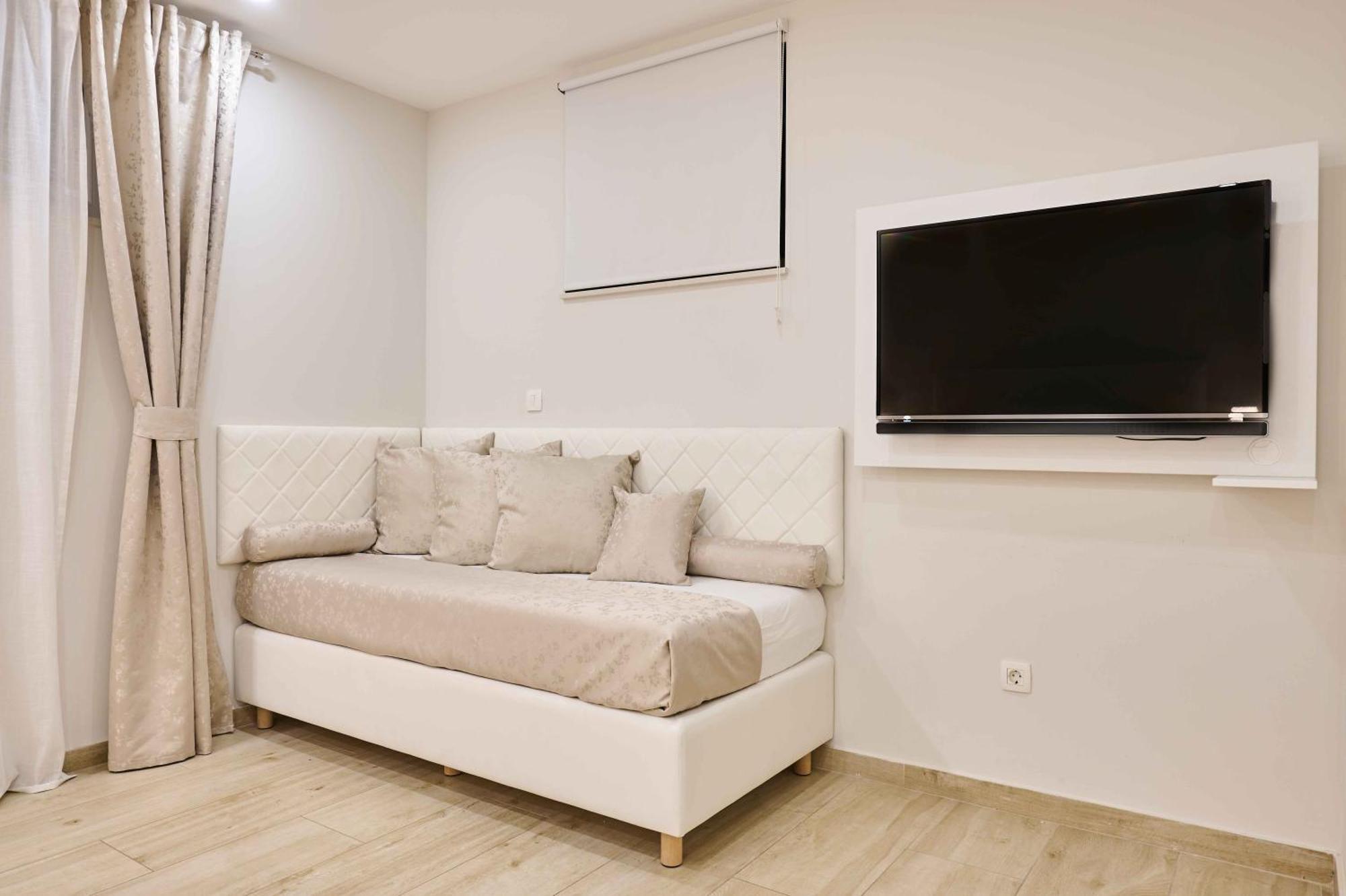 Best Location Rooms Split Room photo